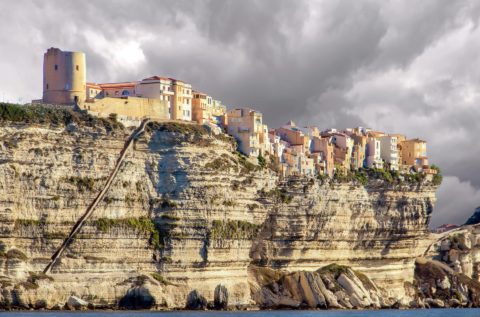 Crédit d’impôt pour investissement en Corse : quelle solution pour l’investissement para-hôtelier ?